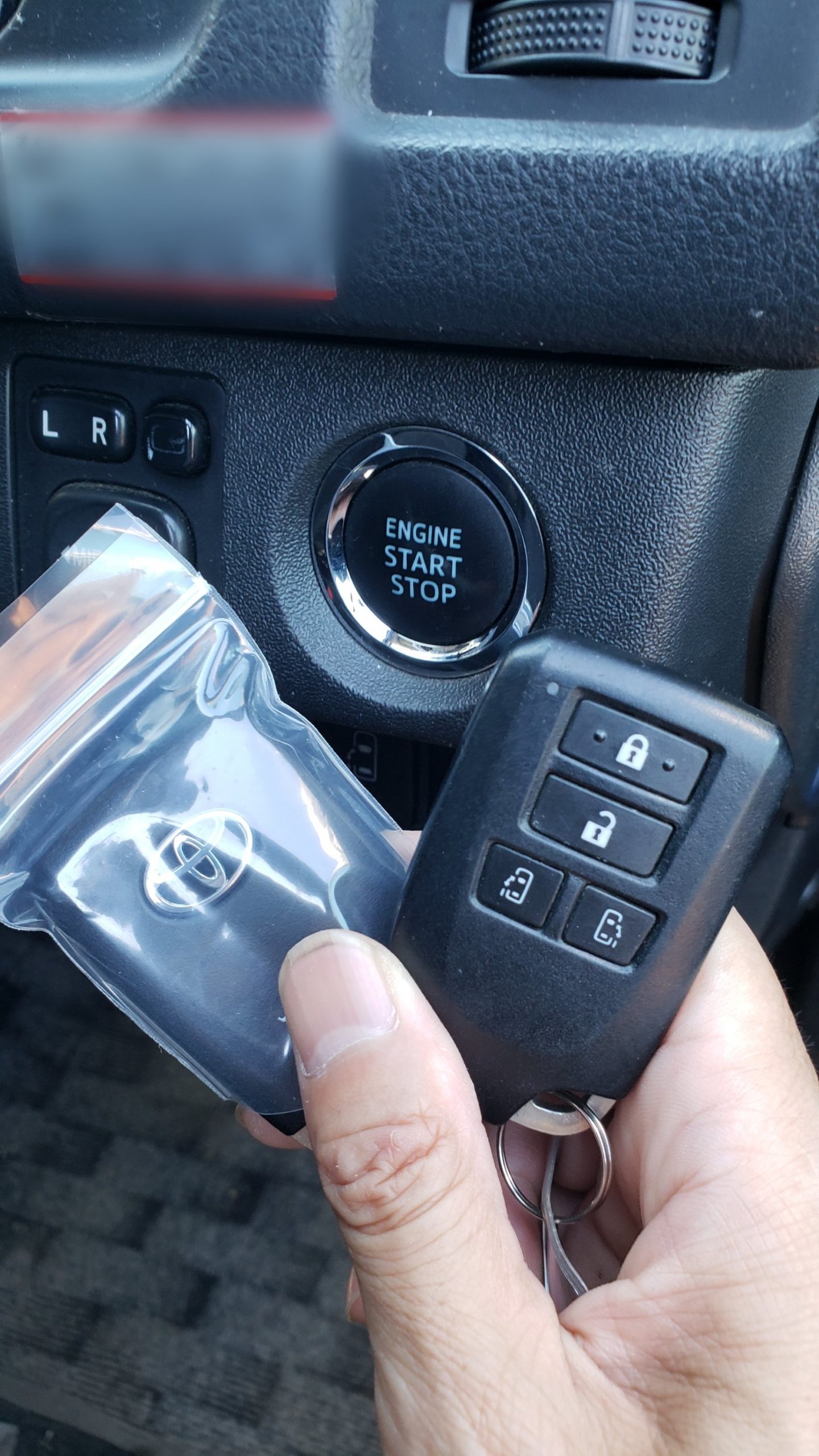 TOYOTA レジアスエース200系4型スマートキー追加登録 | 鍵交換・車の鍵