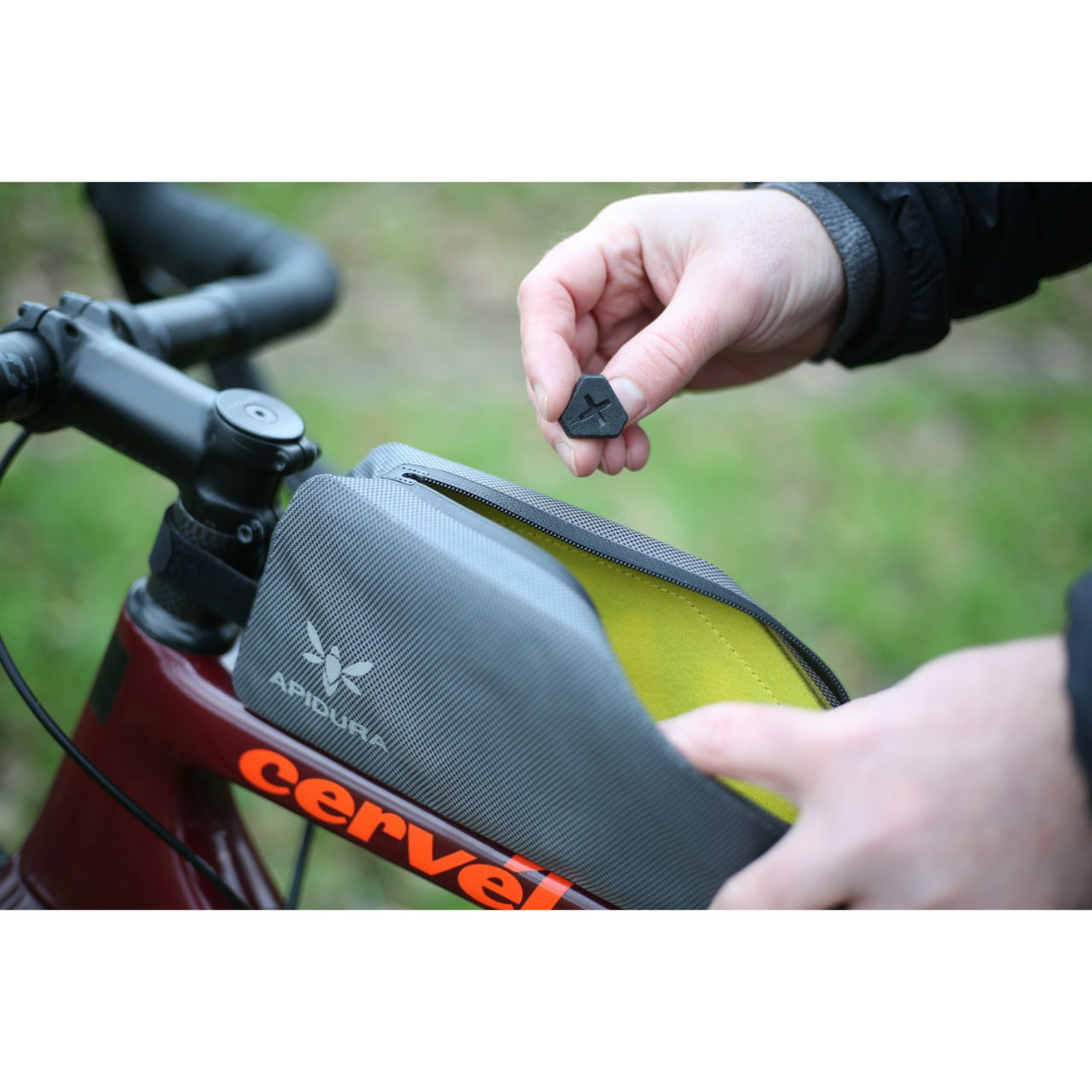 APIDURA / レーシング・トップチューブパック・ボルトオン（1L