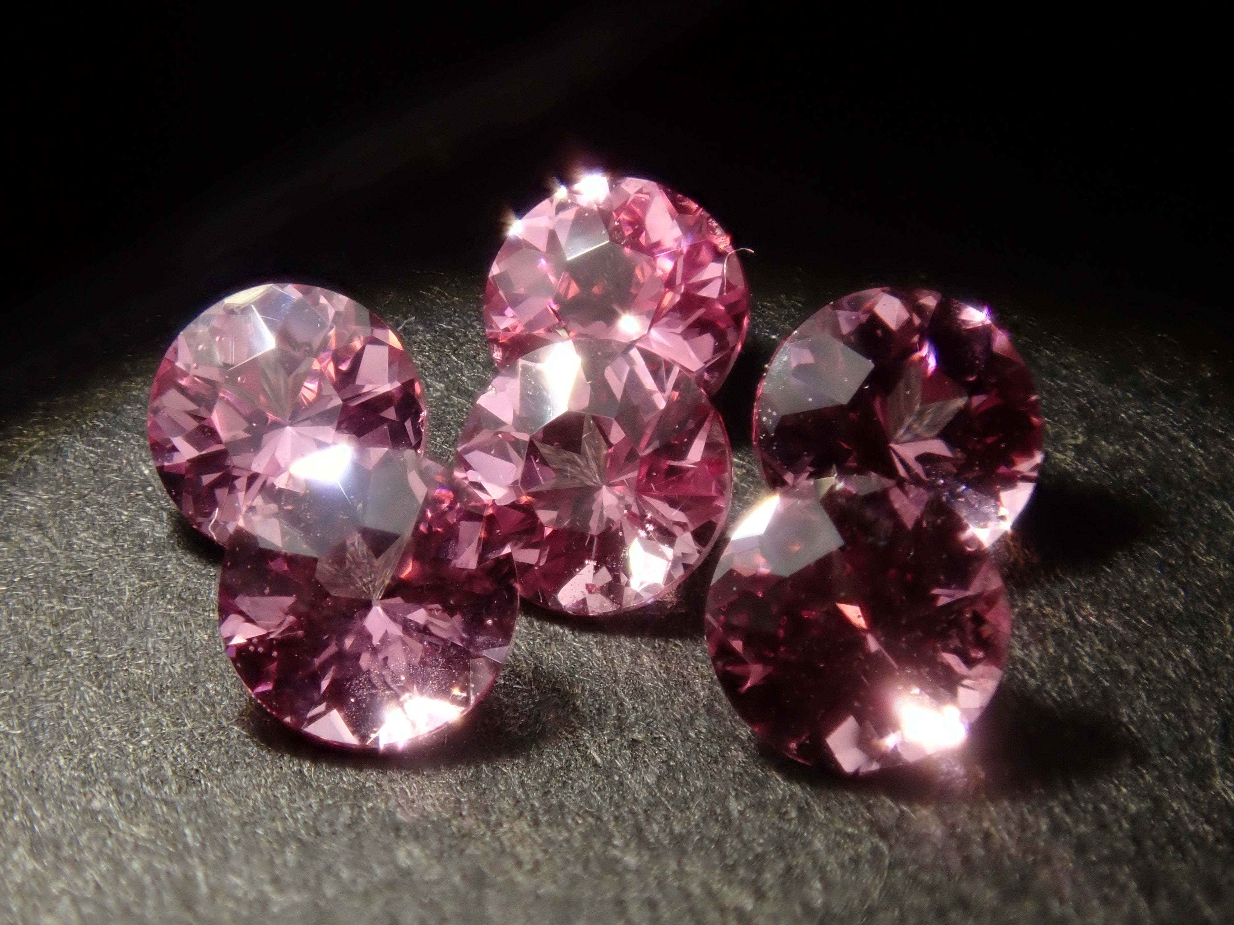 タンザニア・マヘンゲ産ピンクスピネル1石ルース（ラウンドカット,3.0