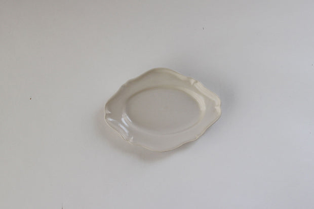 河合竜彦 白ツヤ釉 オーバルレリーフ皿 ｜くらすこと公式オンラインストア