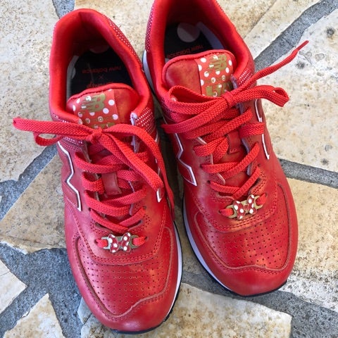 new balance 赤 スニーカー ディズニー コラボ ミニーちゃんモデル