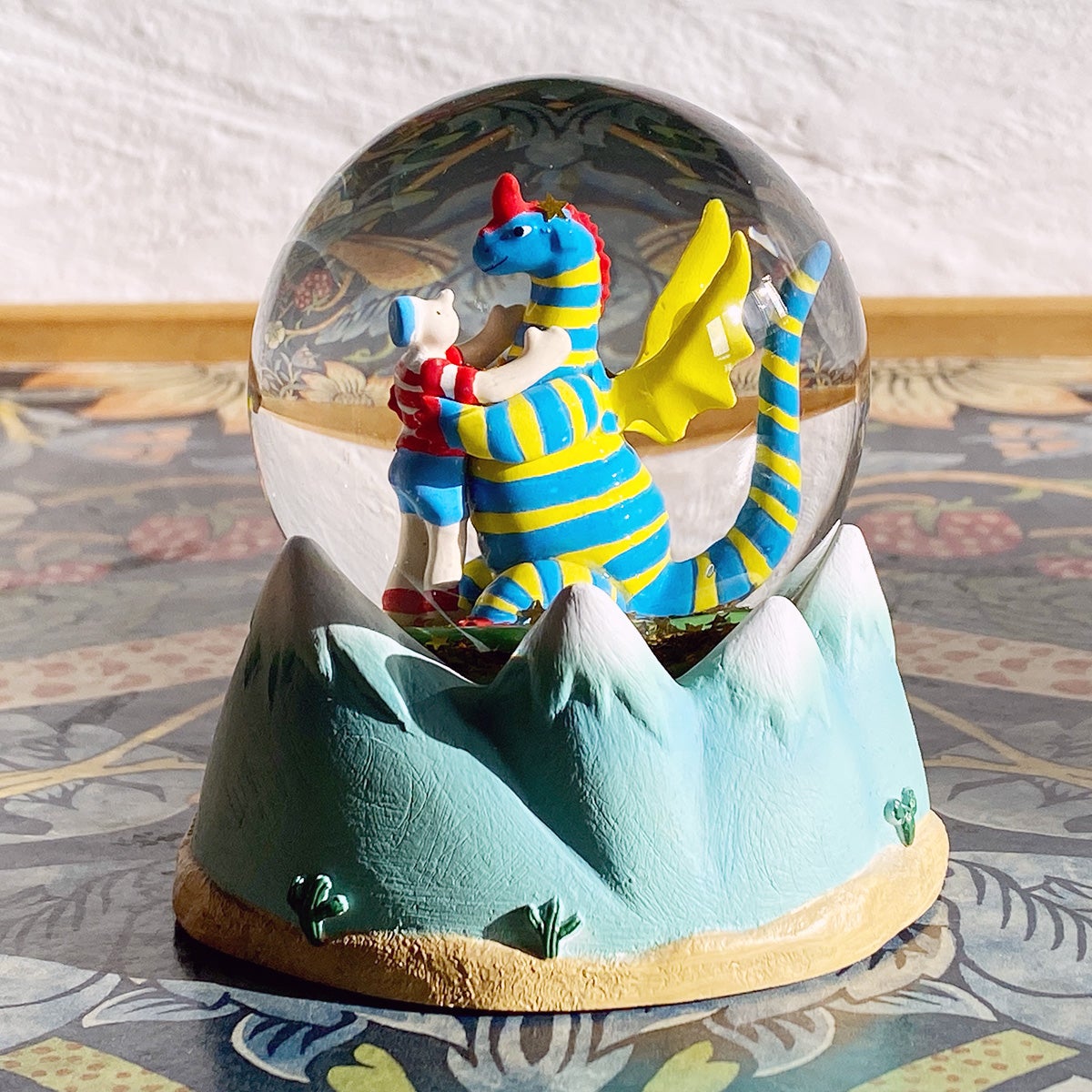 エルマーのぼうけん展グッズ｜エルマーとりゅうのスノードーム | 大木