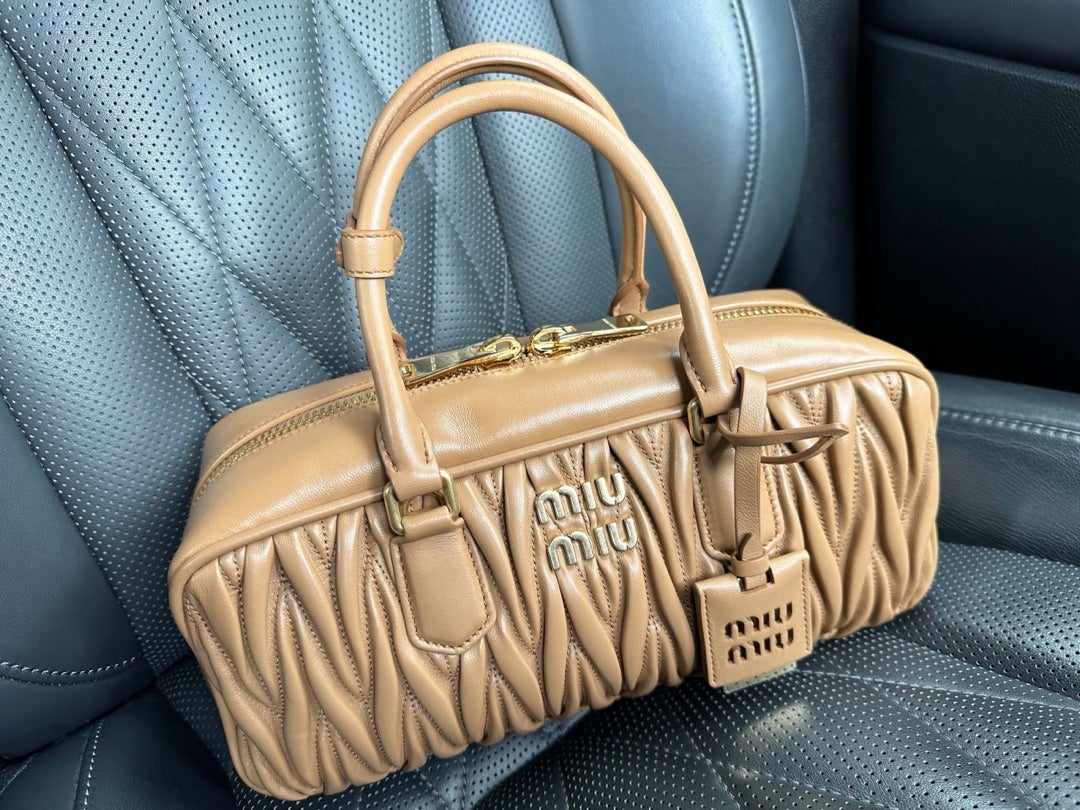 人気爆発中のmiumiuで購入したもの/すでに楽しいバッグチャーム探し