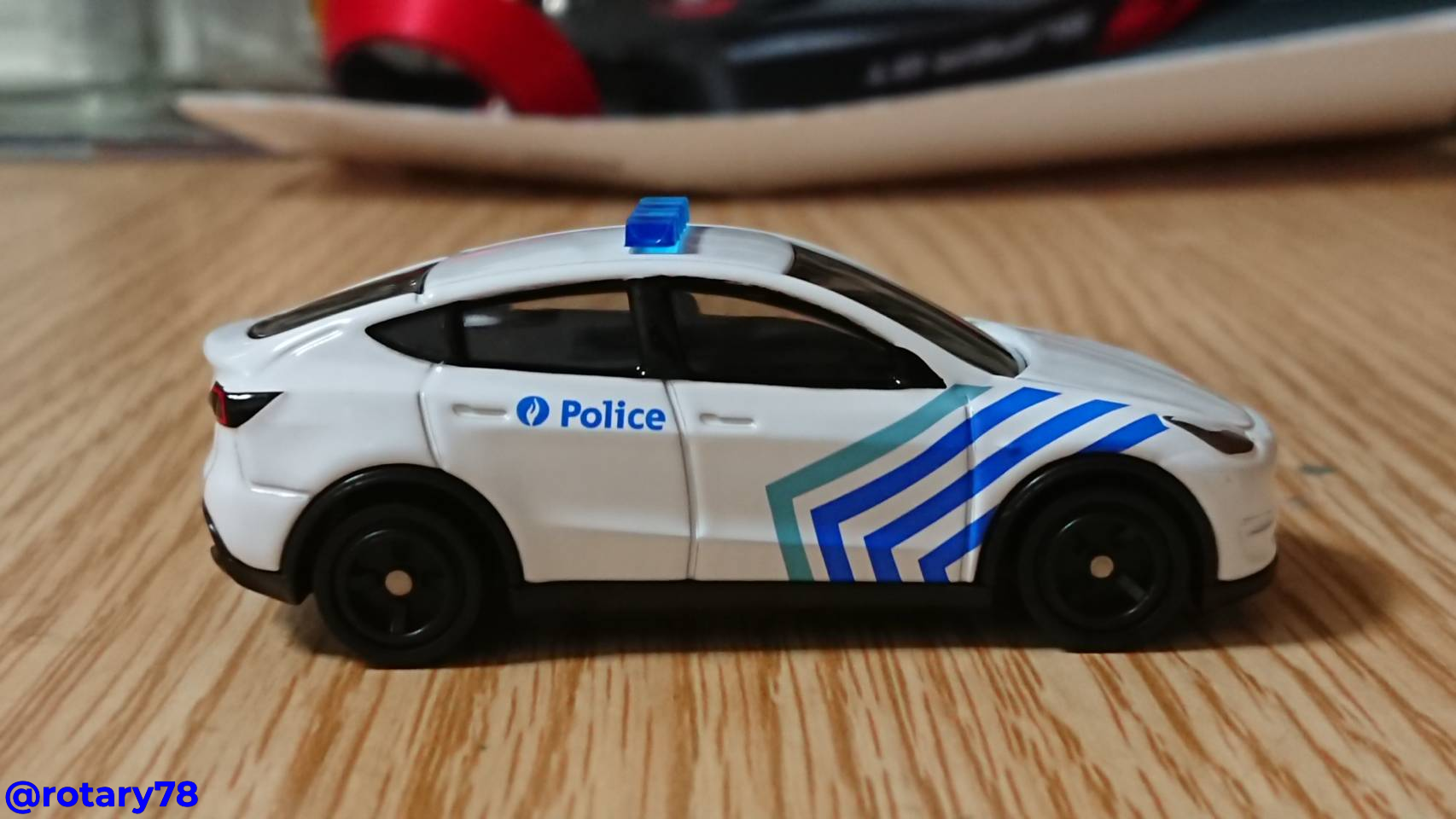 トミカ AEON テスラ モデルY ベルギー警察パトロールカーデザイン仕様
