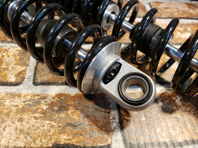 歴史と伝統を持つオランダで創業した「KONI（コニー）」の復刻版IKON