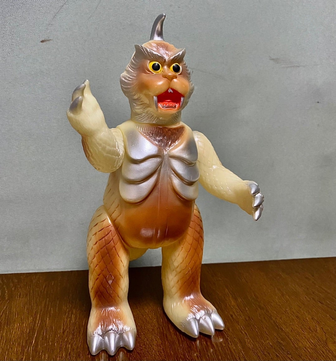 ソフビを染める〜蓄光ソフビのブルマァク復刻版ゴメスとM1号製リトラ