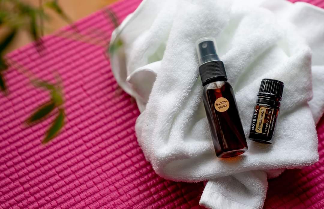 神秘的な香り❤️『サンダルウッド』の使い方 | doTERRA(ドテラ)のある