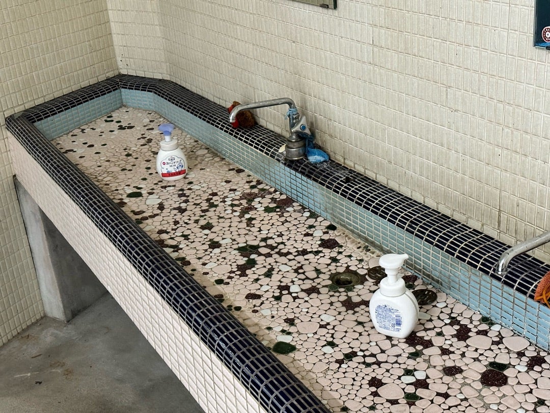 40年前くらいの小学校水飲み場モザイクタイルをみてみよう、昭和レトロ