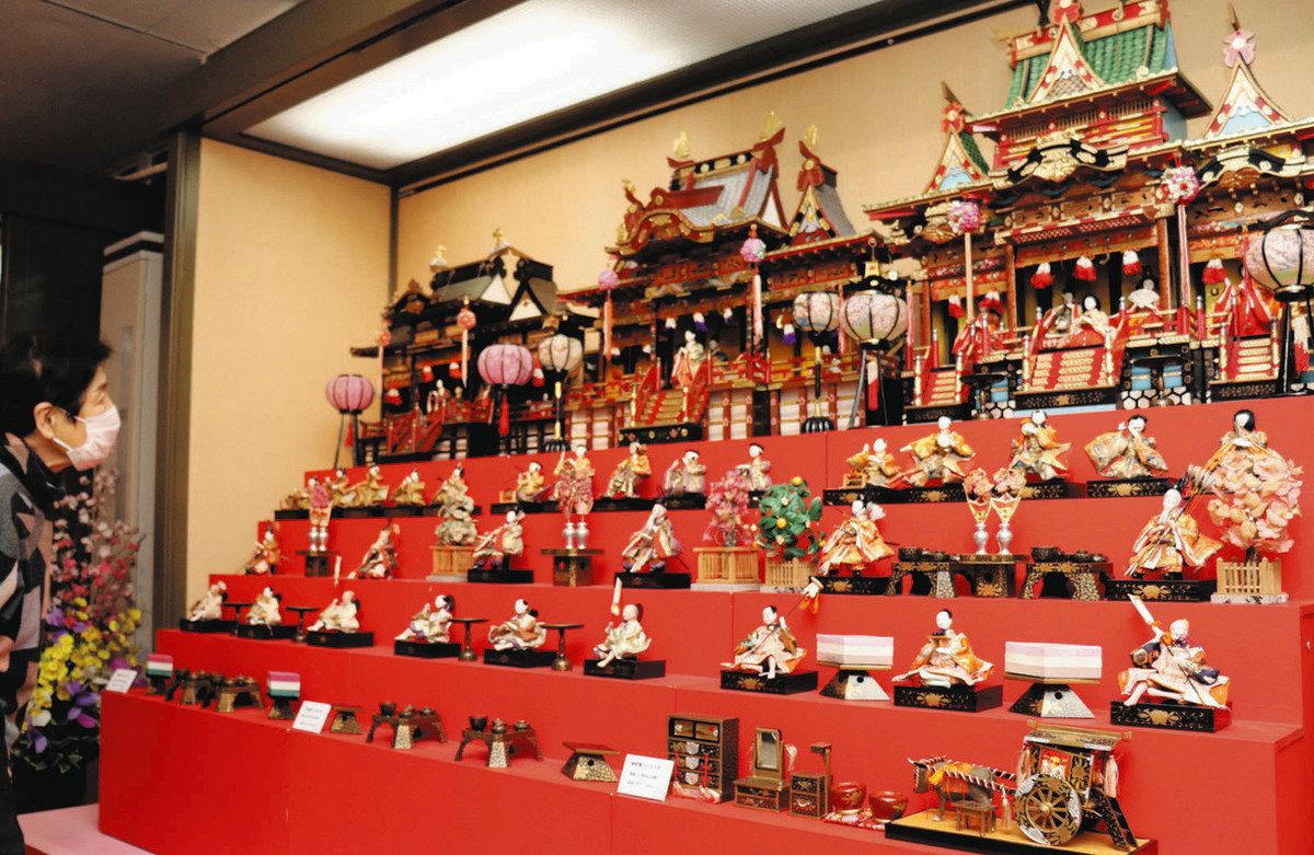 華やか七段「御殿飾り」 みよしで歴代ひな人形展示：中日新聞Web