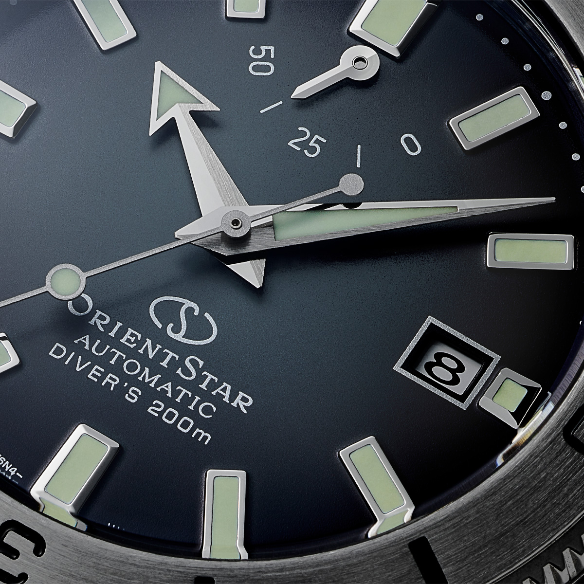 オリエントスター75周年の限定ダイバーズはブルーからブラックへ移ろう