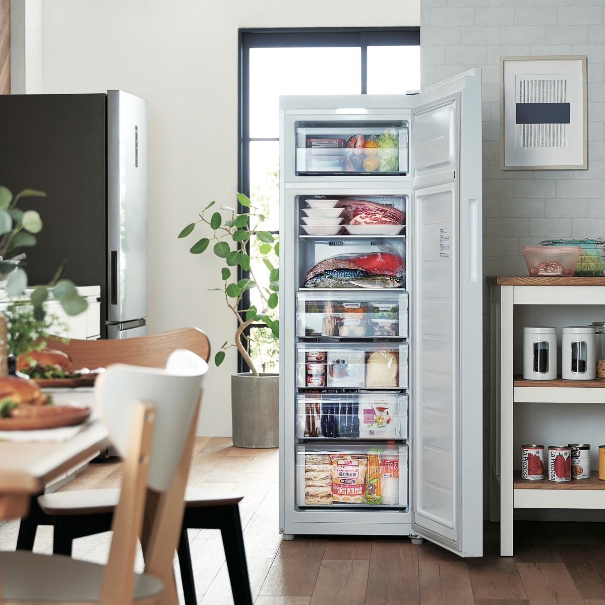 置き場所に困らないスリムな冷凍庫で作り置きやまとめ買いがはかどる