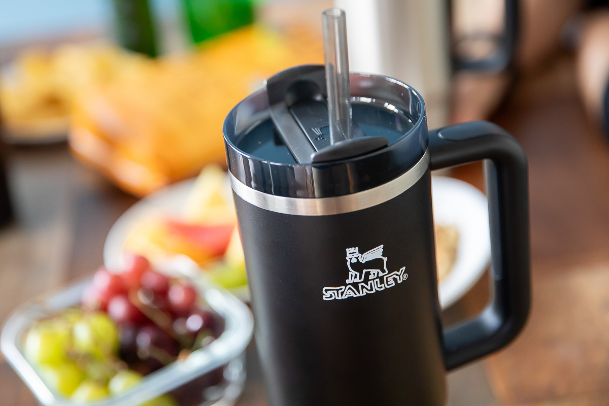 よく見たらベアロゴまで手書き！スタンレー×ナイジェル グラフのコラボ