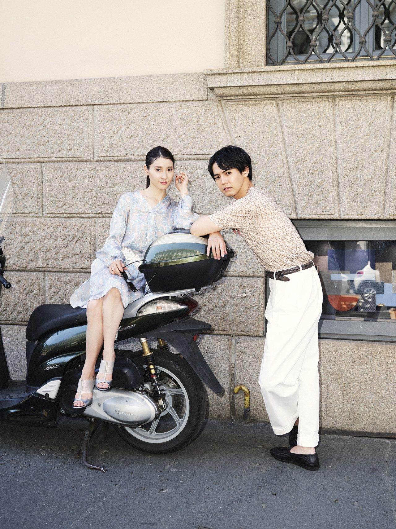 アルマーニの2025年春夏メンズコレクションショーに片寄涼太、土屋太鳳