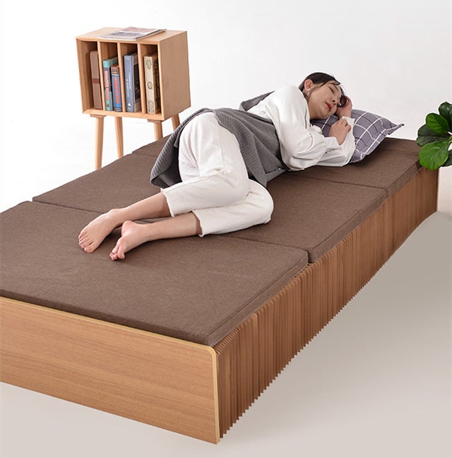 いつもの寝具がピッタリはまる！ソファーにもなる畳めるペーパーベッド