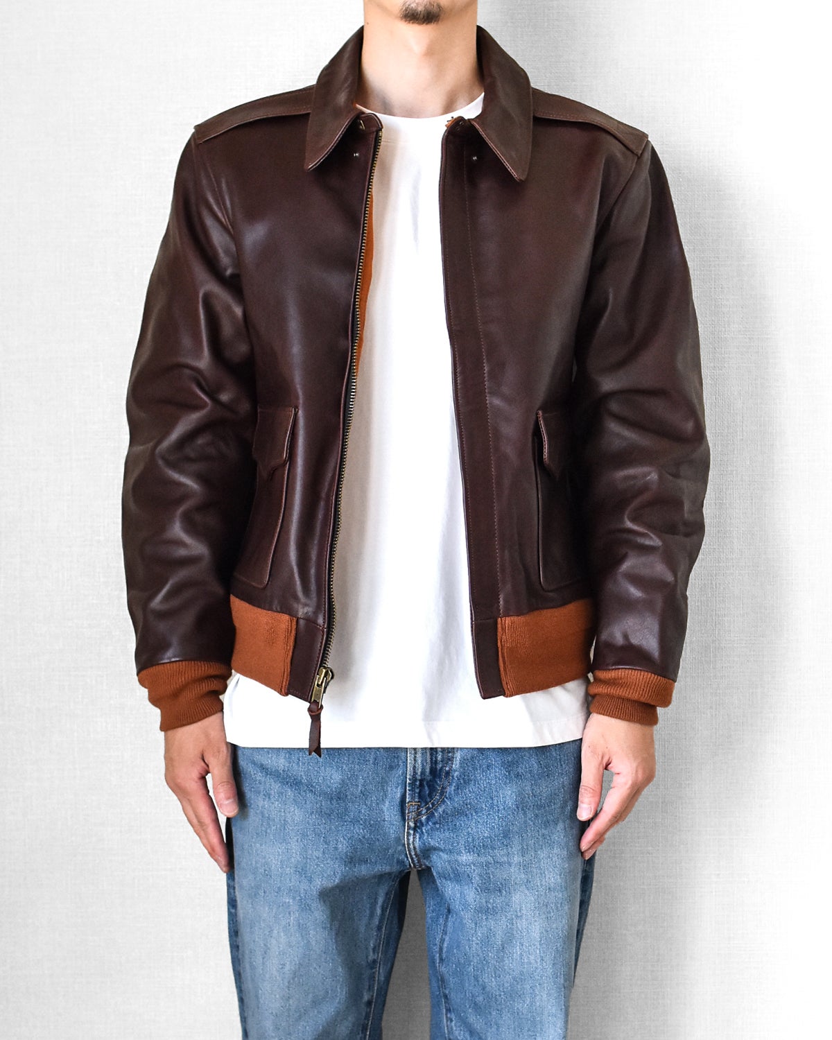 レザージャケットの決定版「A-2 」・茶芯馬革フライトジャケットを四万
