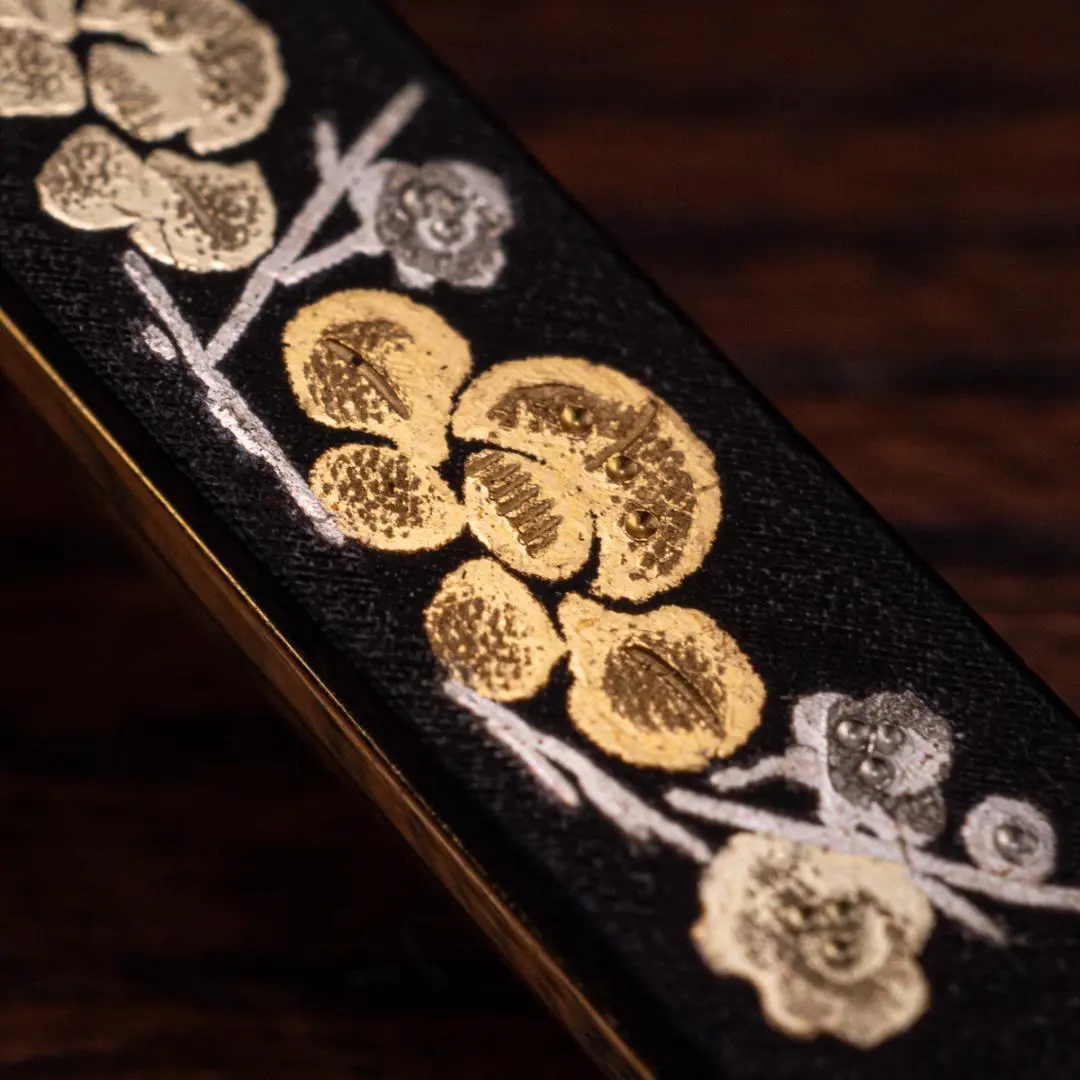 不世出の逸品三顧礼図無銘鉄元堂派小柄鉄地容彫金銀銅色絵象嵌（目貫笄