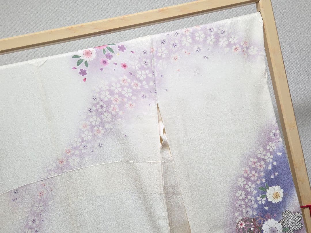 B5◇着物くつろぎ かわいい花模様 金駒刺繍 金彩 白 袷 正絹 成人式