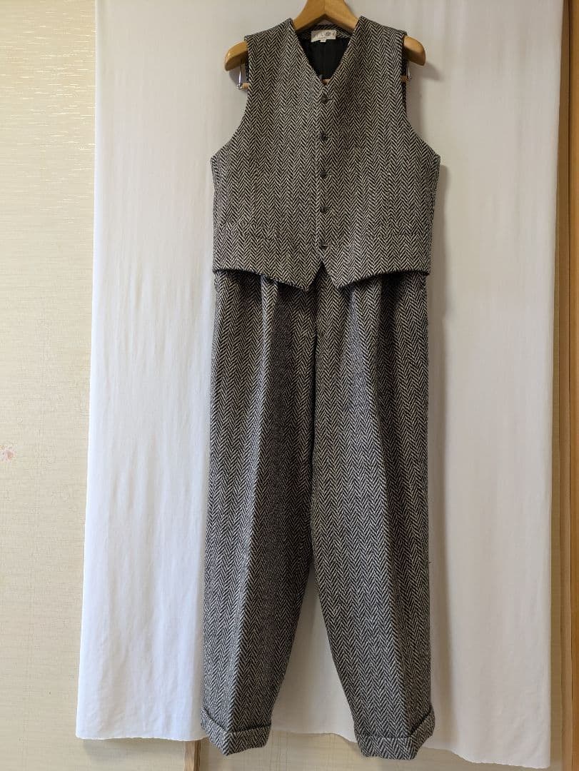 BBCOのうすい茶で、黒のへリンボーンの ベストとパンツ のセットアップスーツ BBCOのうすい茶で、黒のへリンボーンの ベストとパンツ のセットアップ