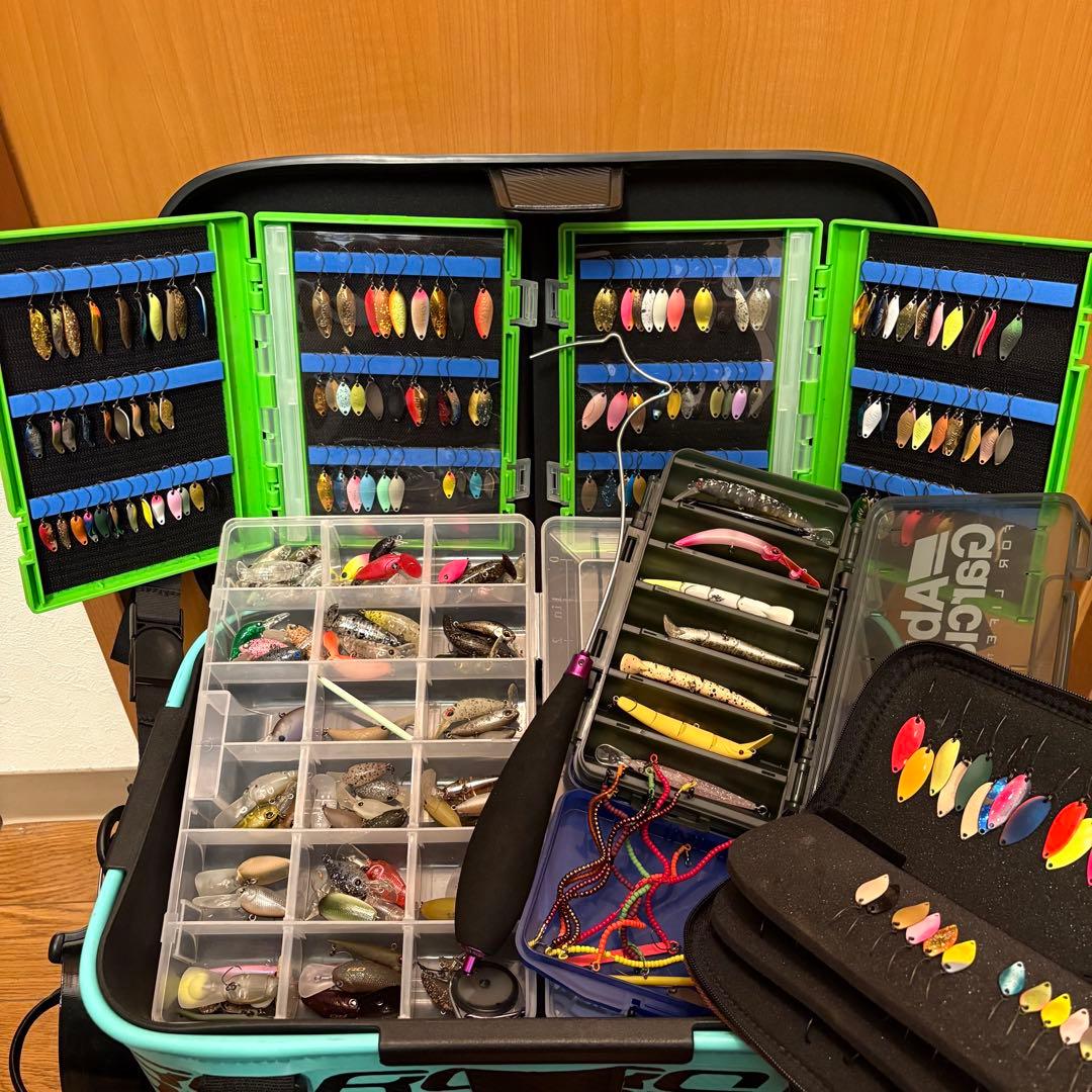 エリアトラウト引退セット タックルボックス、ルアー、他小物 - メルカリ