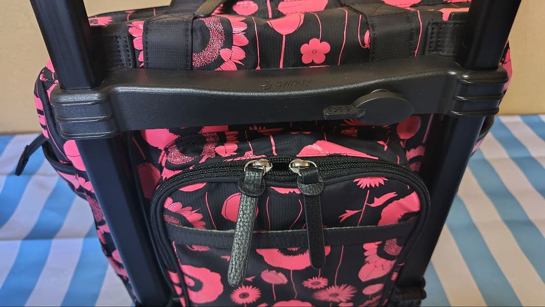 スワニー　中原淳一コラボ　キャリー　ブラック×ピンク <4輪ストッパー付> D-559 中原淳一コラボキャリー (L21) ブラック×ピンク <4輪ストッパー