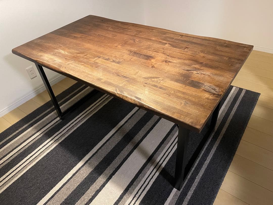 アイアン脚　無垢材天板　木製ダイニングテーブル　ウォルナット ウォールナット無垢材の天板にアイアンの脚とチェアを組み合わせた