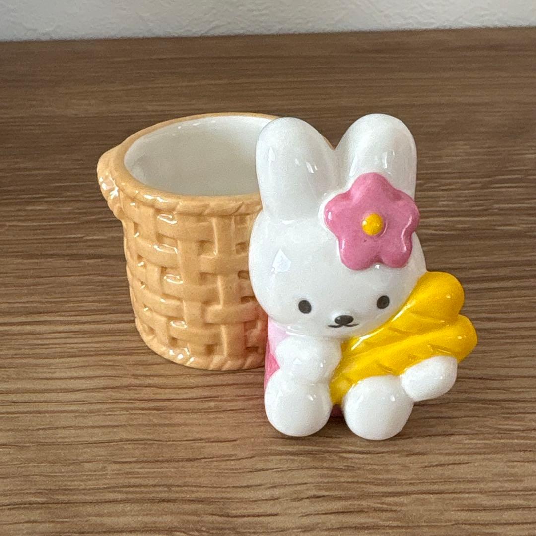 デイジー ハローキティ ウサギのバスケット型陶器小物入れ - メルカリ
