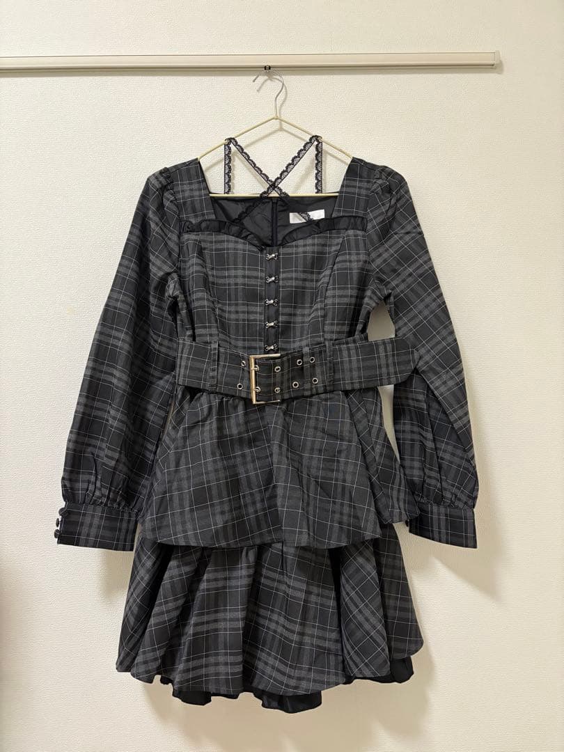 pium フロントホックティアードミニワンピース ブラックチェック フロントホックティアードミニワンピース – pium