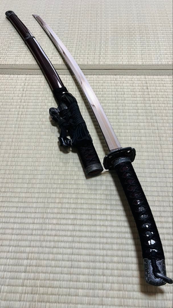模造刀 陣太刀 源義経太刀拵え 茶呂塗り鞘 刃文直刃 龍目貫 251020-3 模造刀 陣太刀 源義経太刀拵え 茶呂塗り鞘 刃文直刃