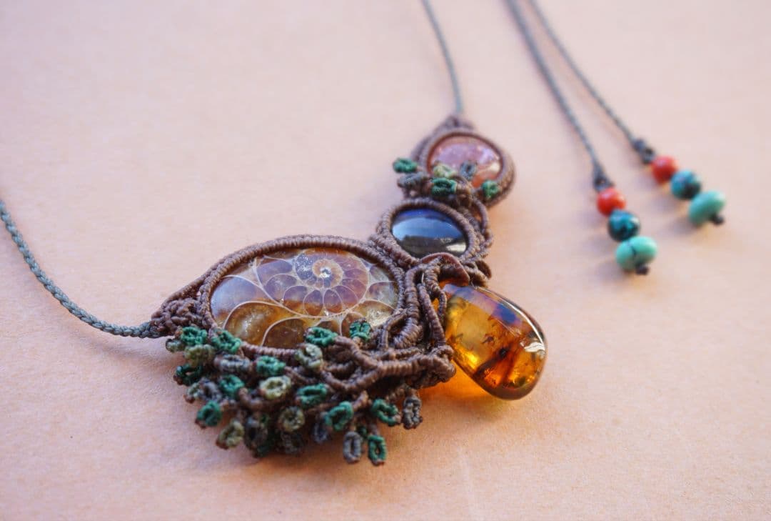《森のかけら》アンモナイトと３種の石　マクラメ　ネックレス