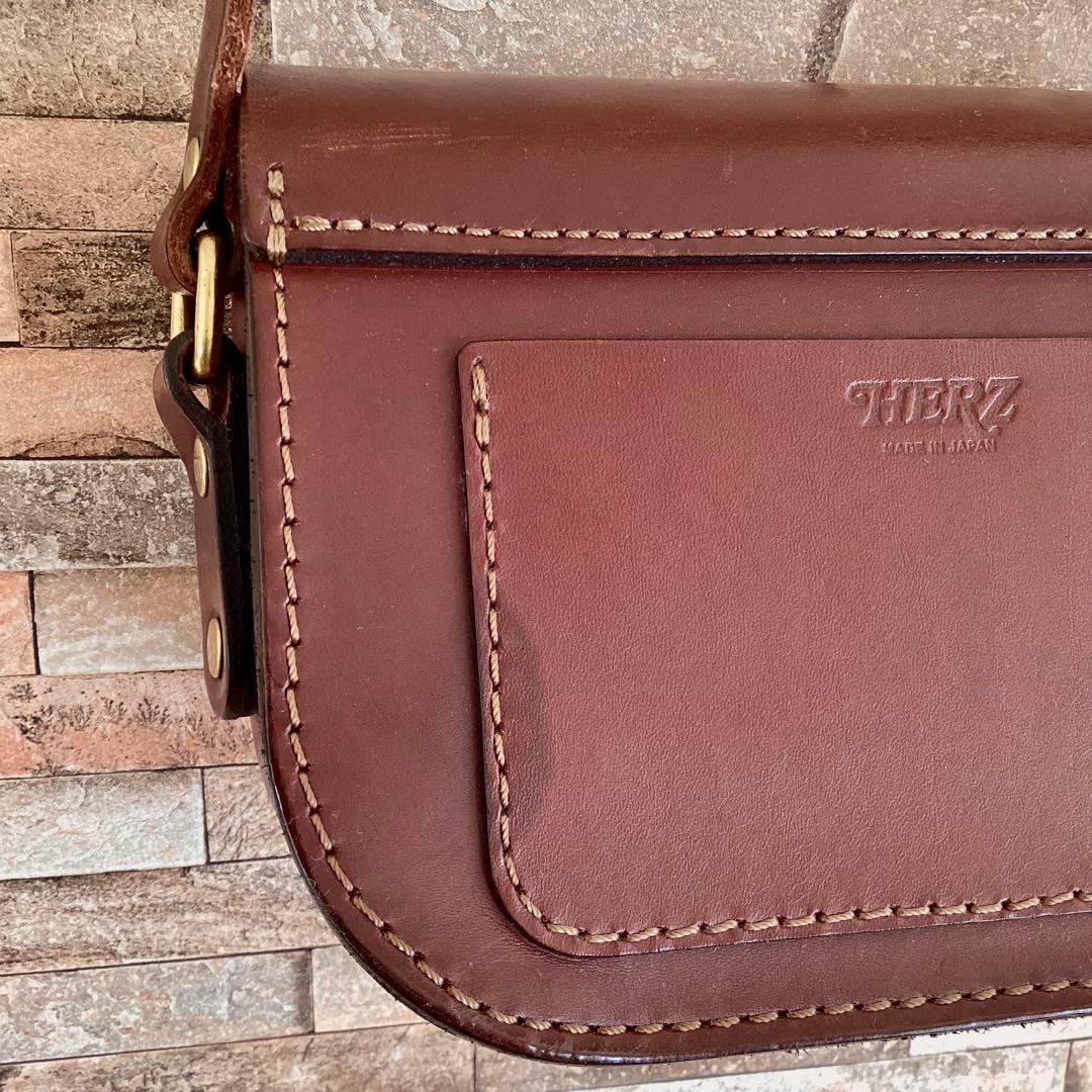 HERZ ラティーゴレザー フラップショルダーバッグ CP-80 チョコ - メルカリ
