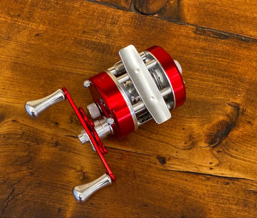 訳アリ 新品未使用 トラウト ベイトリール 丸型 レッド×シルバー 渓流釣り
