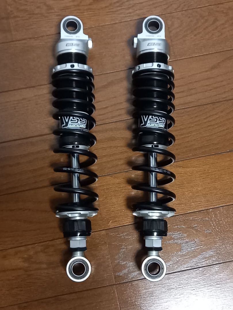金目　YSS リアサスペンション　トライアンフ　ストリートツイン ストリートスクランブラー900 17-22 リアサスペンション ブラックx