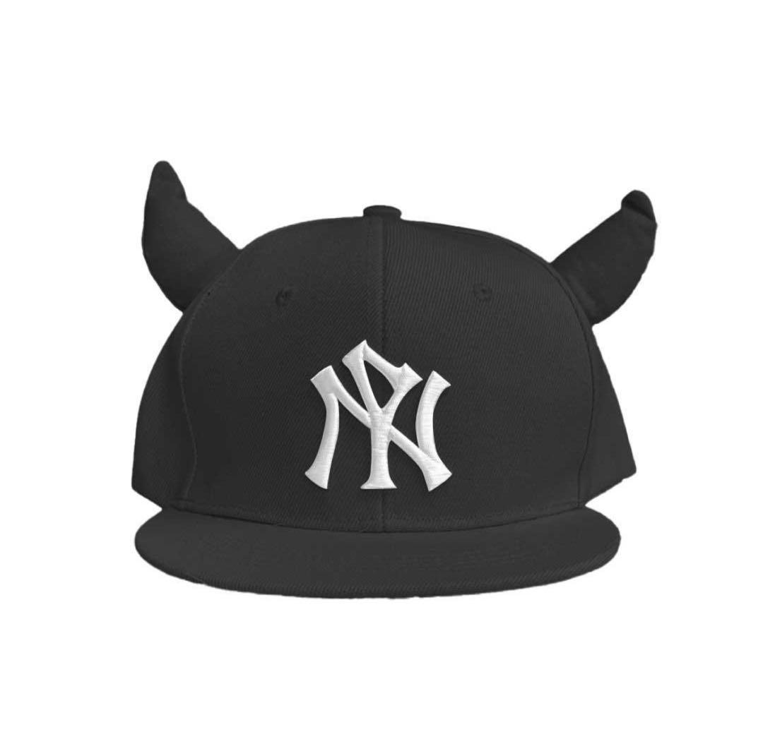 ツノ付き 帽子 ピラフ星人 キャップ ヤンキース ブラック 黒 - メルカリ
