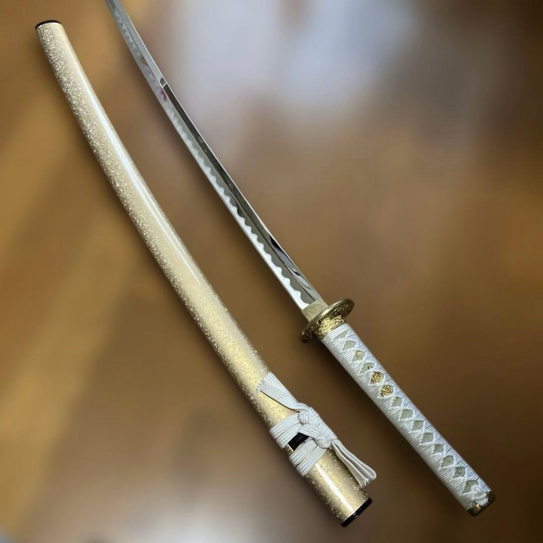 値下げ決行！模造刀　装飾的な鍔の美しい刀 値下げ決行！模造刀 装飾的な鍔の美しい刀