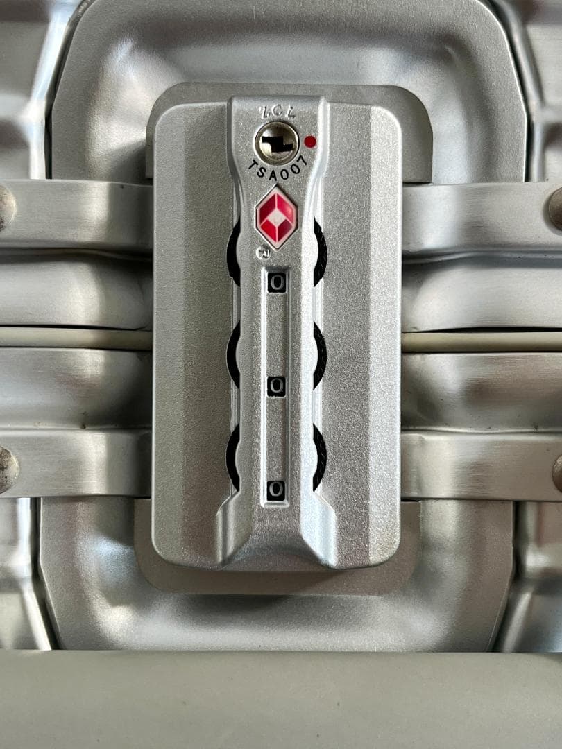 アルミ製4輪キャリーケース 機内持ち込み 41×22×41cm 3.7kg