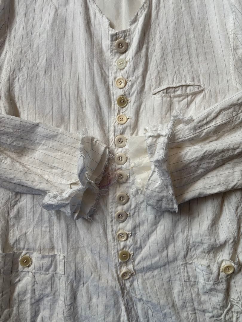 “Caretaker” リネン・ストライプ・ノーカラージャケット 刺繍