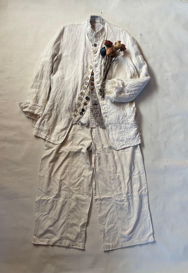 “Caretaker” リネン・ストライプ・ノーカラージャケット 刺繍