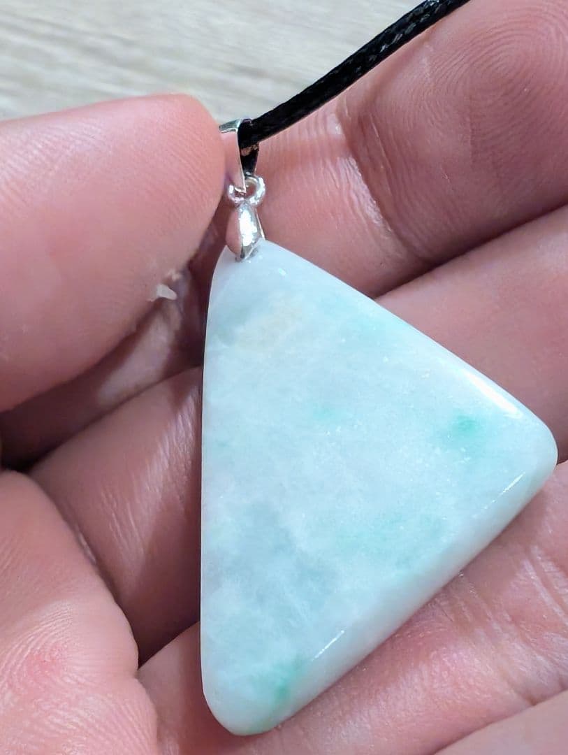 小滝　ヒスイ峡　糸魚川　翡翠　ペンダント　緑　白地が綺麗 糸魚川翡翠 (小滝産)大珠 ペンダント 】 国産 天然石 糸魚川翡翠