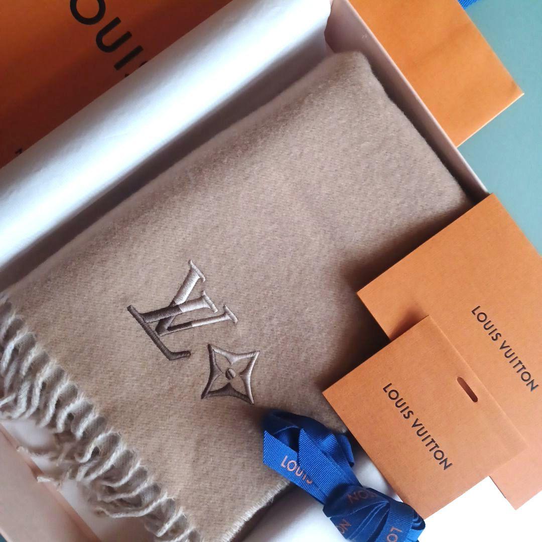 新品未使用！Louis Vuitton ベージュ マフラー M79100 美品】【限定品】LOUIS VUITTON ロゴマフラー ベージュ - メルカリ