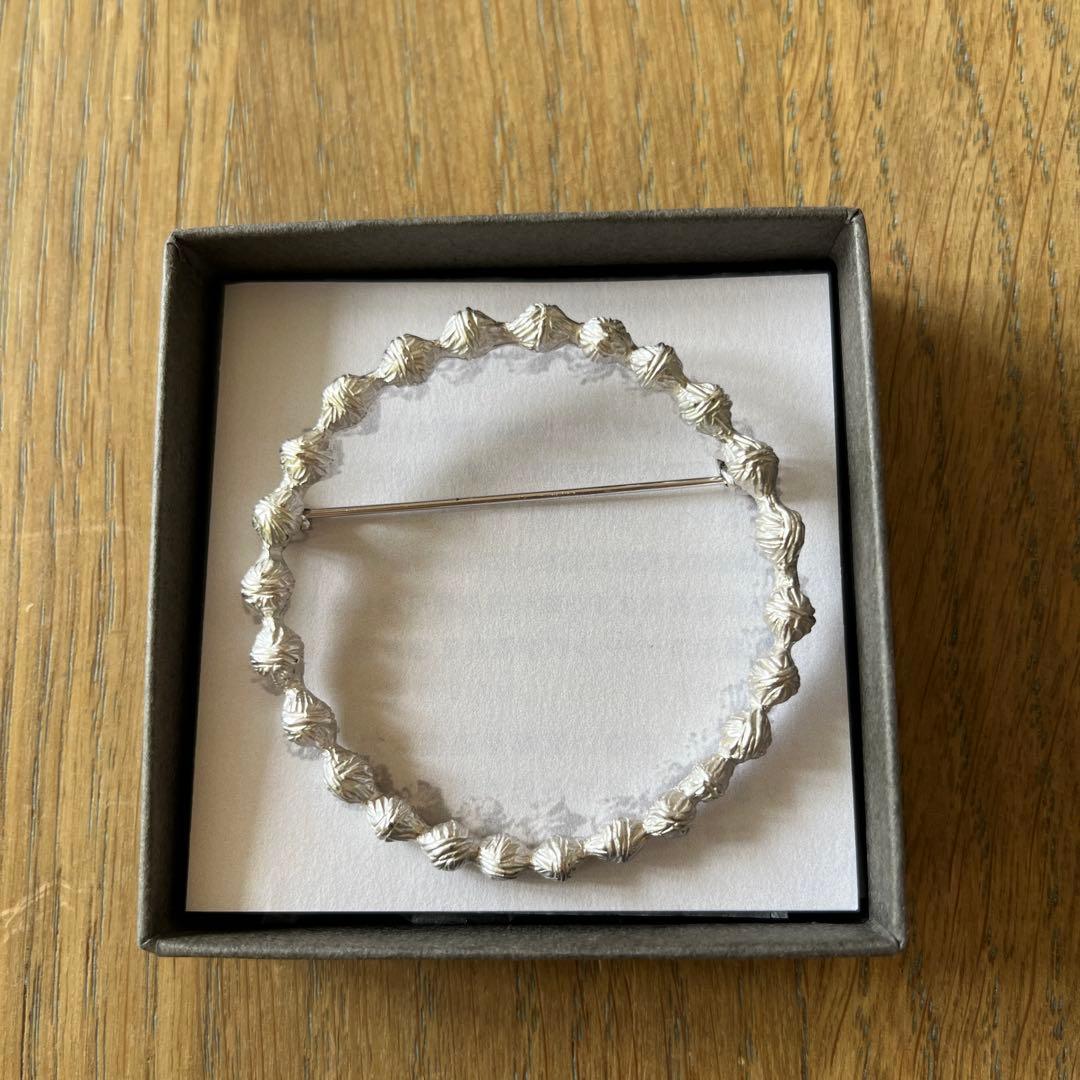 ミナペルホネン タンバリンブローチ シルバー - メルカリ