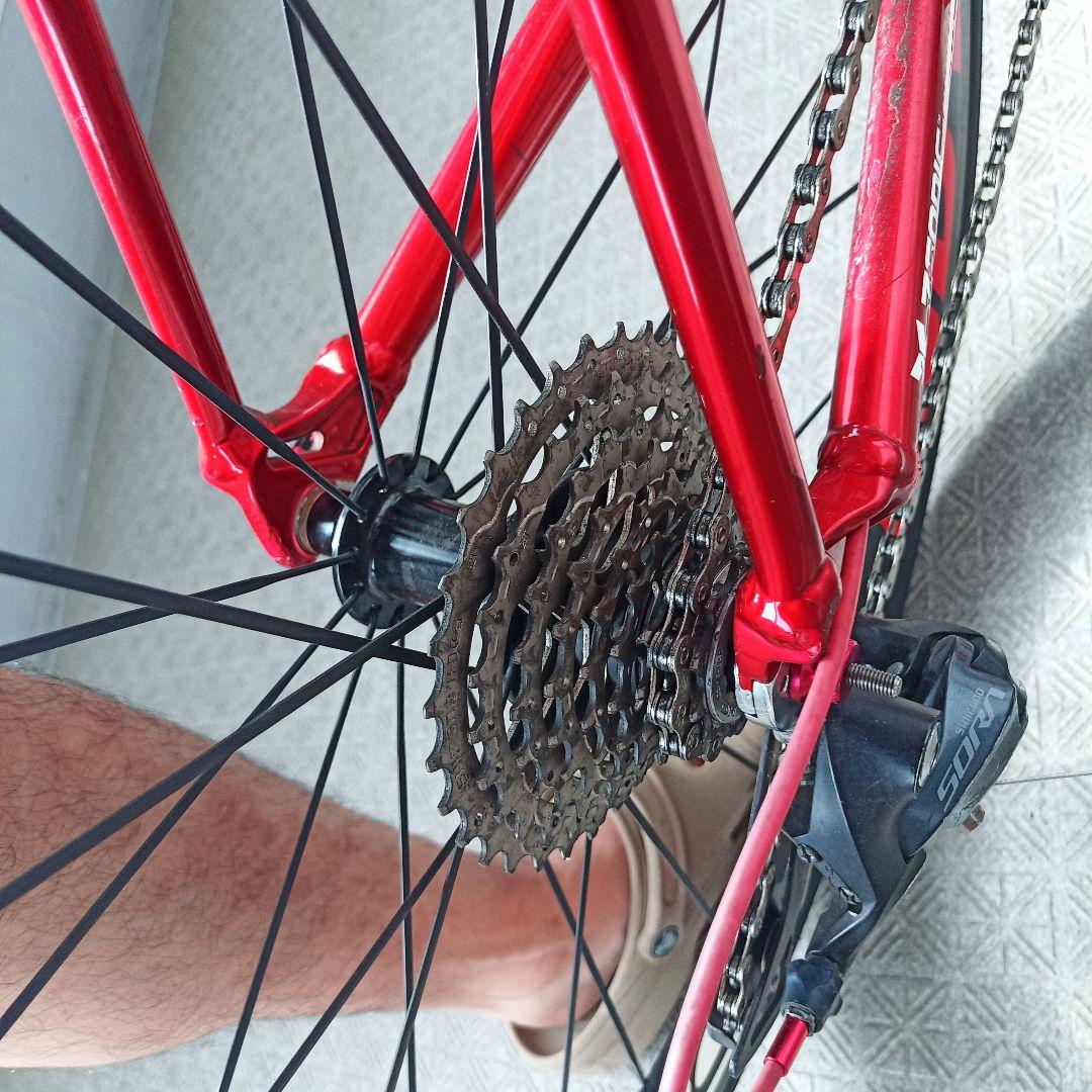 シャア専用ロードバイク タイヤはカーボン あちこち修理してます。