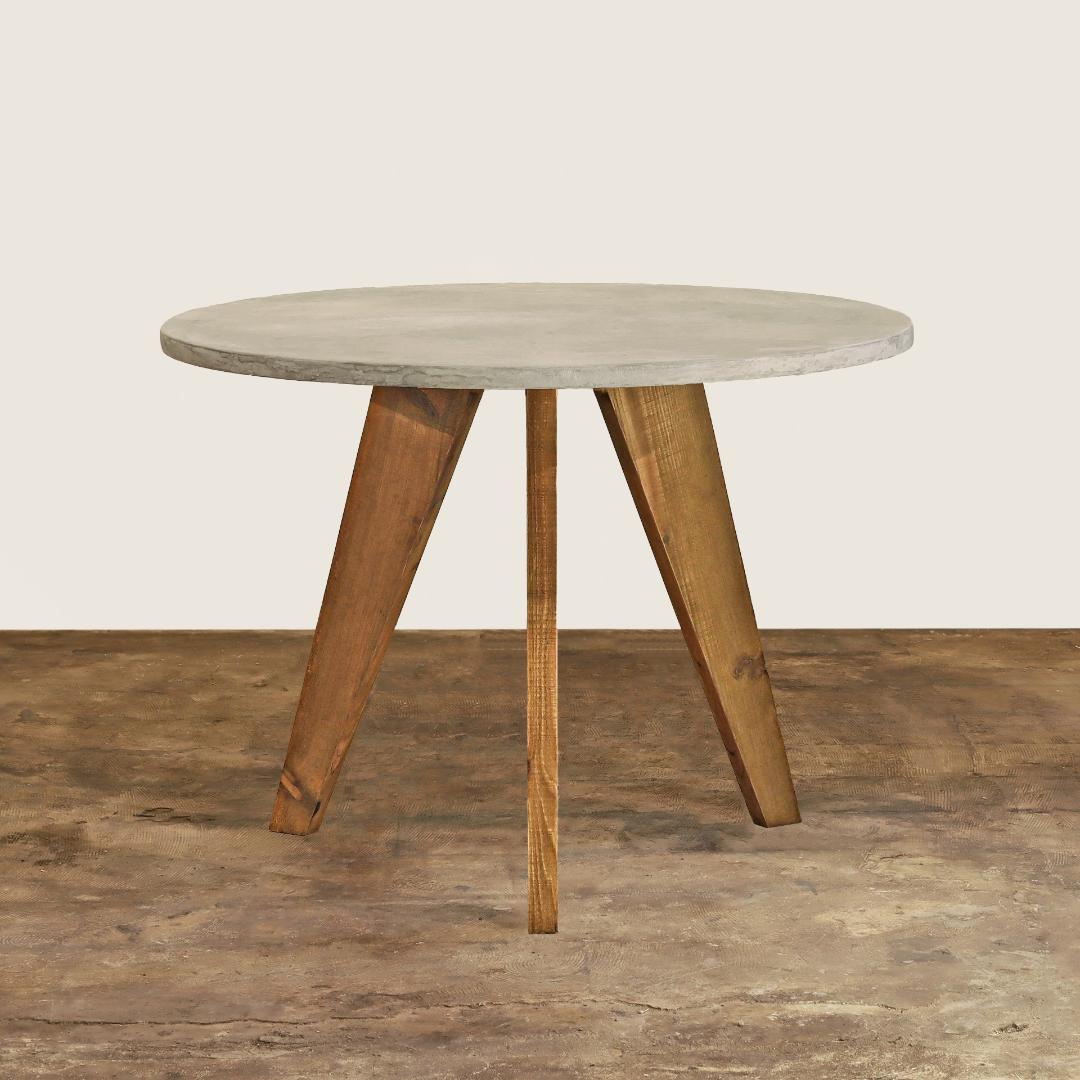 円形｜ラウンドテーブル｜ライトグレー｜薄塗りモルタル｜ダイニング