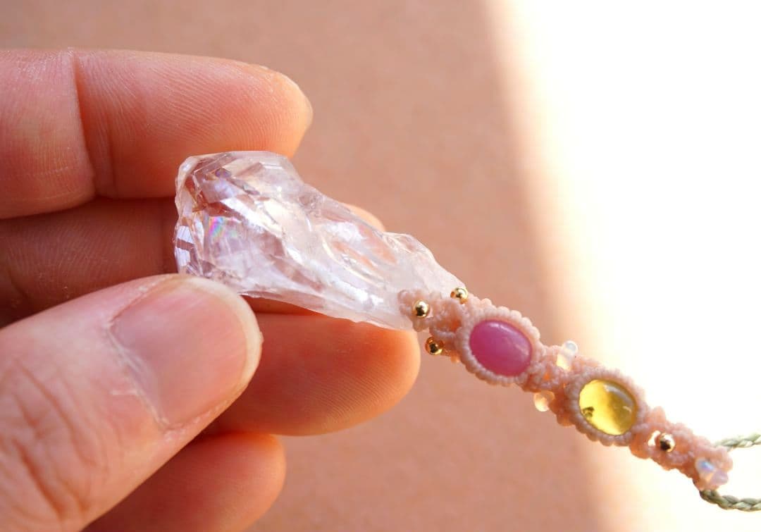《春の妖精》ピンクアメジスト原石　ペリドット　ルビー　マクラメ　ネックレス