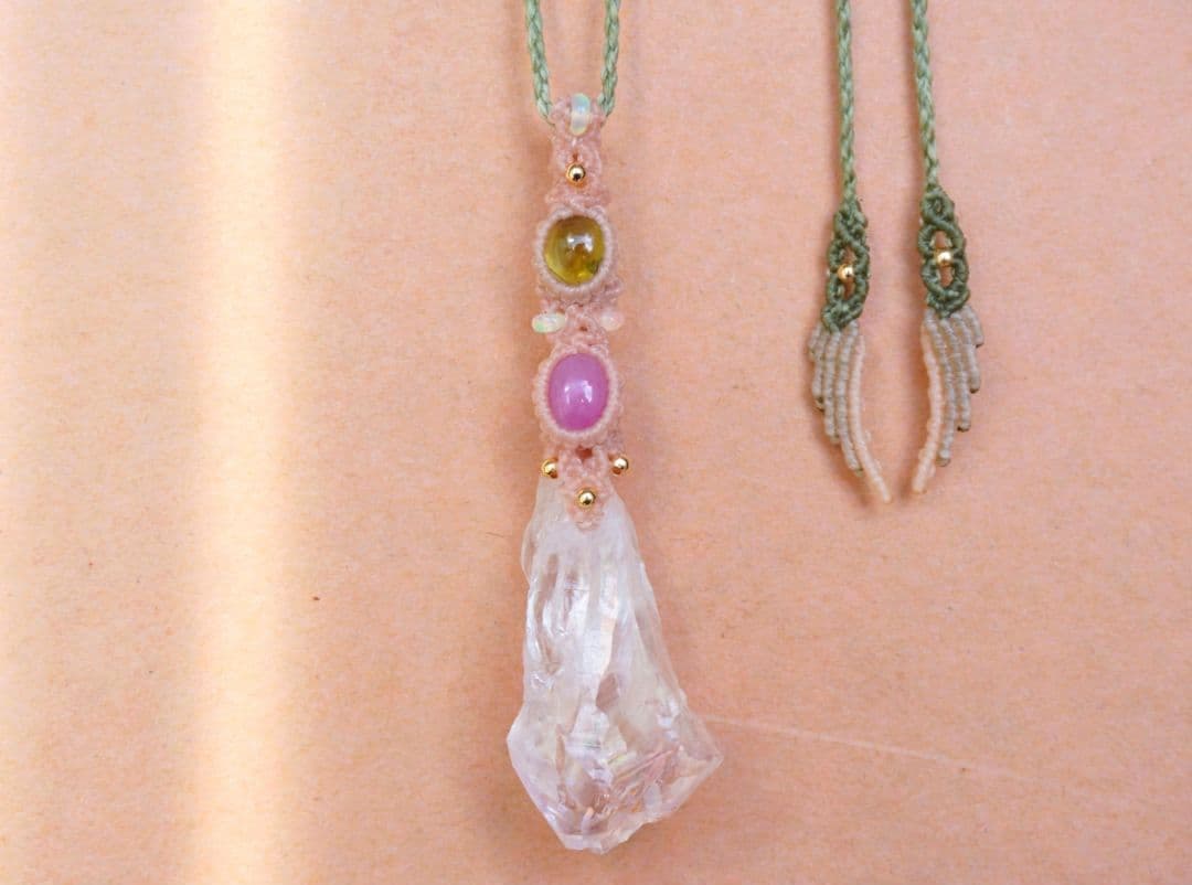 《春の妖精》ピンクアメジスト原石　ペリドット　ルビー　マクラメ　ネックレス