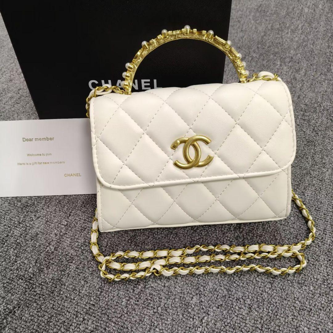 VIP限定 ノベルティ パールビジュハンドル型 ショルダーバッグ 非売品 Vipoa（ヴィポア）の「ベルトバッグルショルダーバッグ（ショルダー