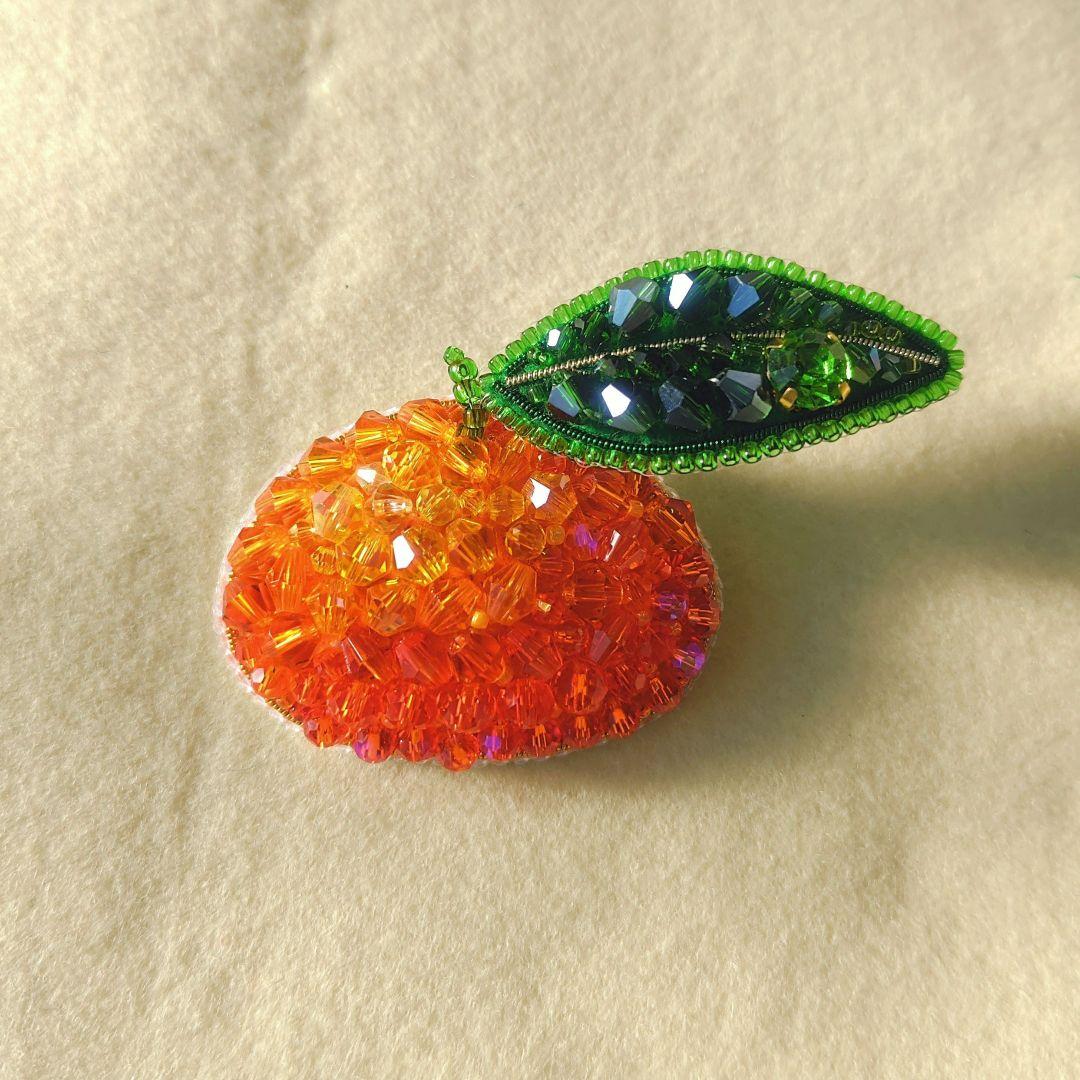 みかん ビーズ刺繍ブローチ ハンドメイド - メルカリ
