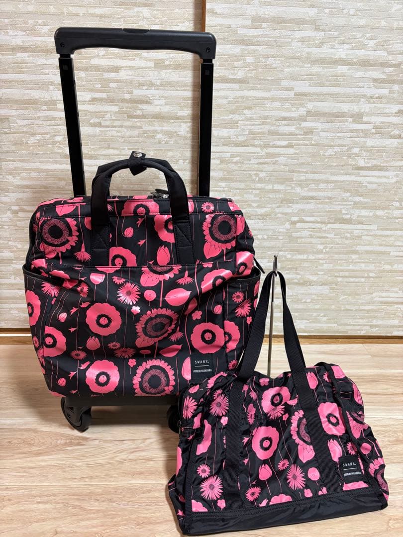 スワニー　中原淳一コラボ　キャリー　ブラック×ピンク <4輪ストッパー付> D-559 中原淳一コラボキャリー (L21) ブラック×ピンク <4輪ストッパー