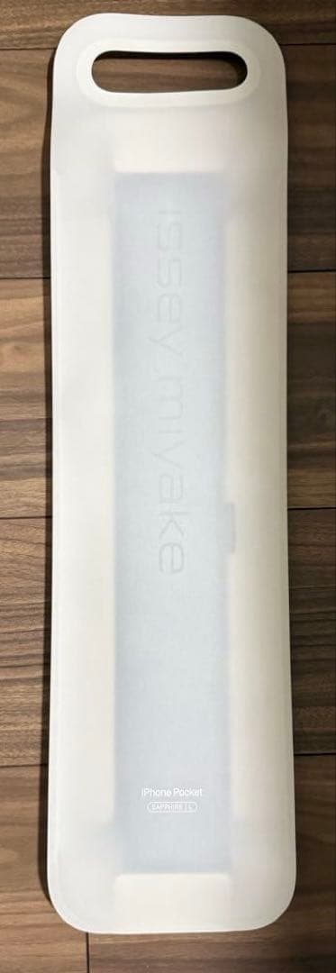 iPhone Pocket ISSEY MIYAKE Long サファイア Introducing iPhone Pocket: a beautiful way to wear and carry