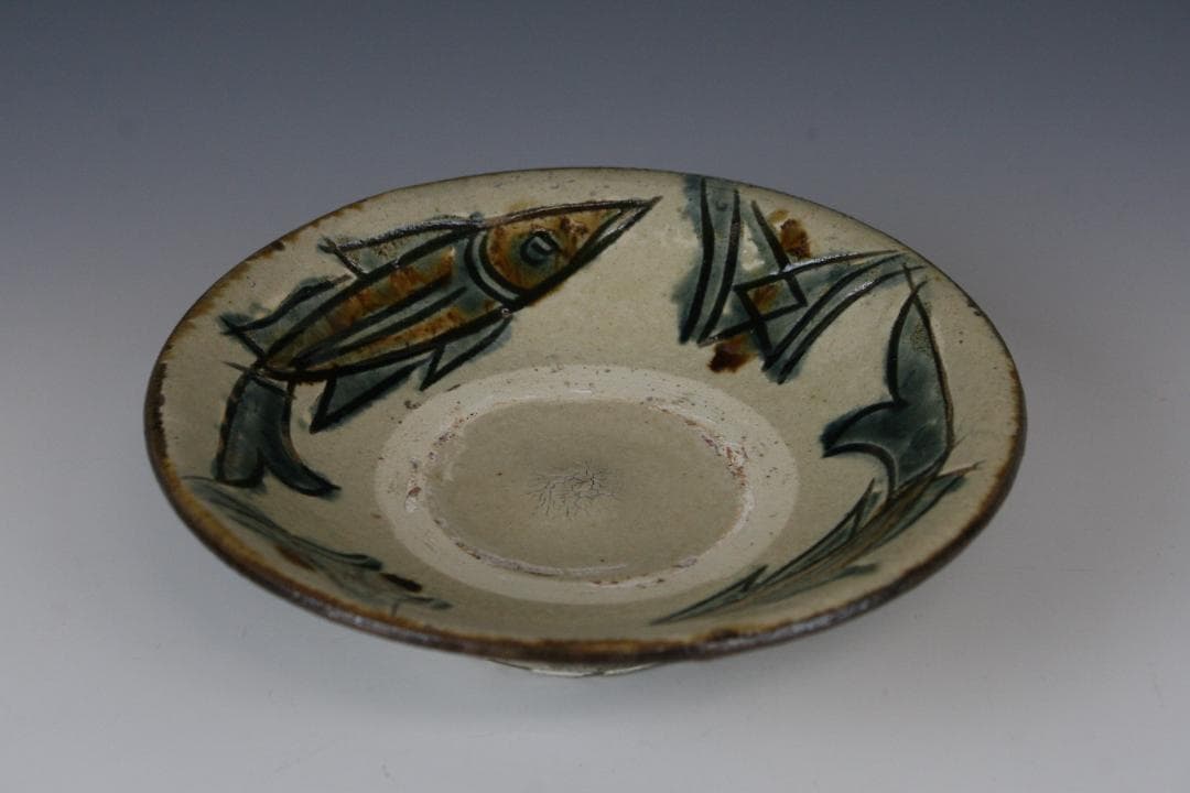 壺屋焼 人間国宝 金城次郎 作 釘彫り魚文五寸皿（重ね焼） - メルカリ