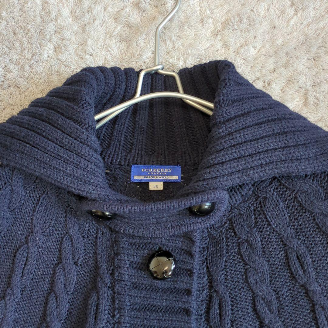 美品 バーバリーブルーレーベル ポンチョ ケーブルニット くるみボタン